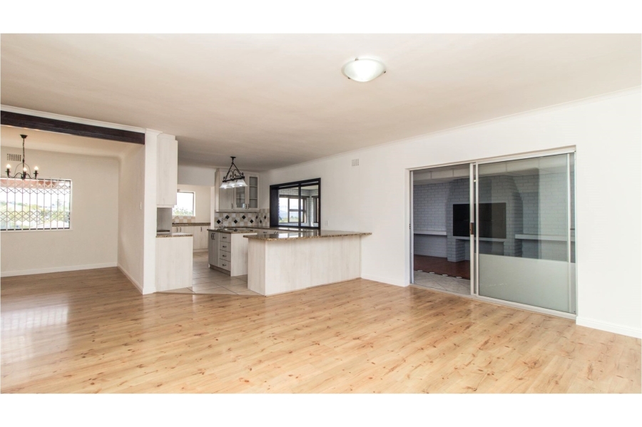7 Bedroom Property for Sale in Loevenstein Western Cape